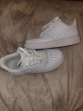 Womens Nike AIR FORCE 1's white Size 5.5